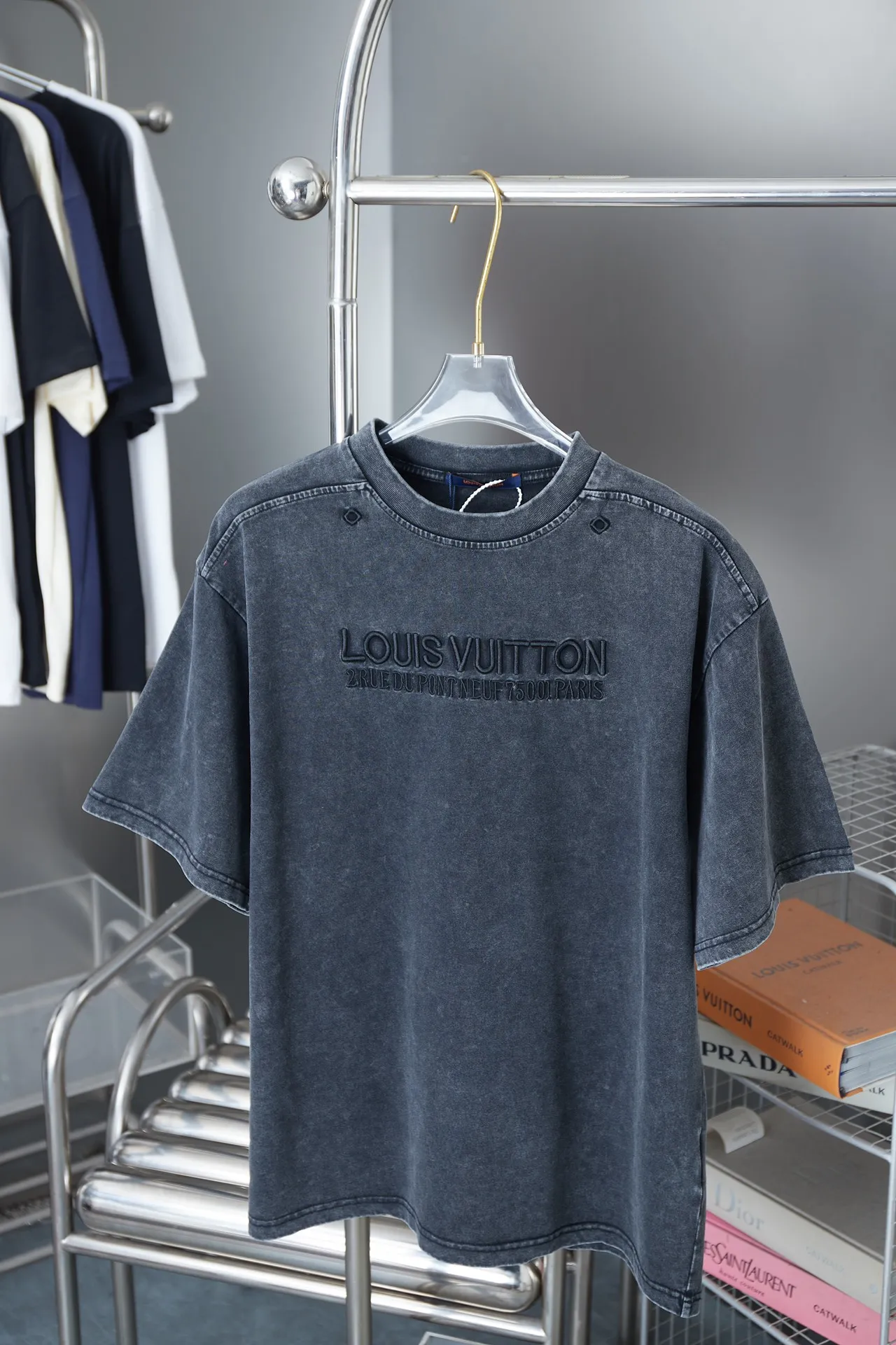 🅿️200 1V / Washed Ribbed T-shirt This washed T-shirt uses garment dyeing technology to present a lazy retro atmosphere. The logo and Monogram flower eyelets are embroidered on the chest and neckline respectively. With the rib elements extending from the collar to the sleeves, the trendy design shows a casual style.  The exquisite embroidery machine combines complex embroidery needlework and fine detail processing to create a three-dimensional embroidery effect. The classic trademark letter design restores consistent size spacing; the embroidery is fine and dense, the font is clear and the lines and three-dimensionality are strong. Combined with eyelet embroidery technology, it can express very delicate floral patterns due to the fineness of eyelet embroidery technology.  Garment distressing gives fabrics a vintage, nostalgic look by simulating the effects of long-term use and natural wear and tear. The snowflake pattern area is treated to simulate a fading effect; softeners are usually used during the treatment process to make the fabric softer and more comfortable. S M L XL